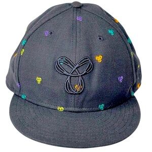Aritzia TNA New Era Women’s 7 1/4 Grey & multi coloured Embroidered Logo Cap